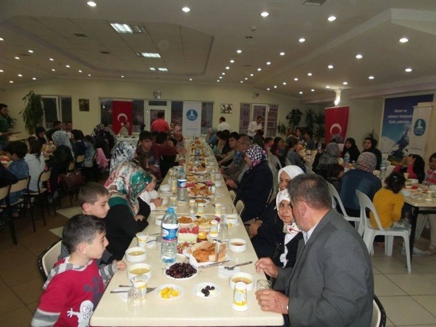 Dünyada ve Türkiye'de  binlerce yetim sevindi